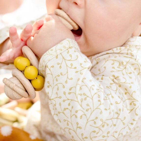 Hochet rétro en bois et silicone - Blush