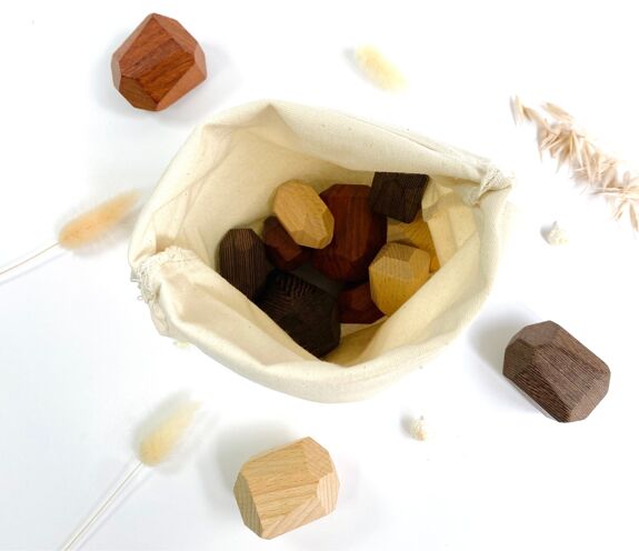 Jeu de stacking de menhirs en bois